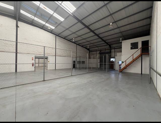 1,334M² WAREHOUSE TO LET IN HALFWAY HOUSE